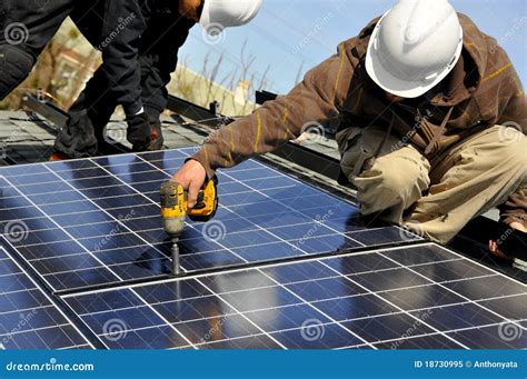 Instaladores Do Painel Solar Imagem De Stock Imagem De Quadro