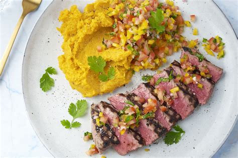 Gegrilde Steak Met Zoete Aardappelpuree En Tomaat Paprikasalsa