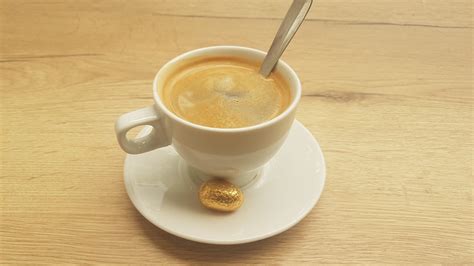 Tasse De Café Et Un Oeuf En Chocolat Bibliothèque Banque D Images Gratuites Libres De