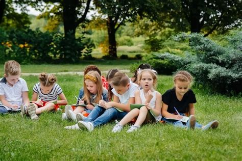 El Maestro Ense A A Una Clase De Ni Os En Un Parque Al Aire Libre