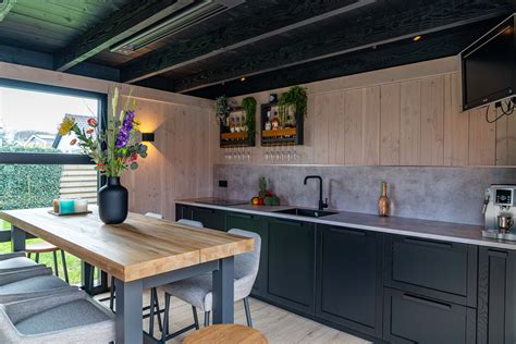 Houten Tuinkamer Met Luxe Buitenkeuken En Stalen Puien Apard