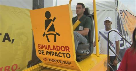 G Campanha Para Uso Do Cinto De Seguran A Simula Acidente A Km H