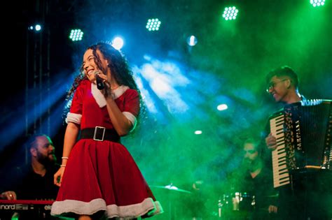 Cantora Luiza Barbosa Emociona P Blico Durante Show Do Natal M Gico