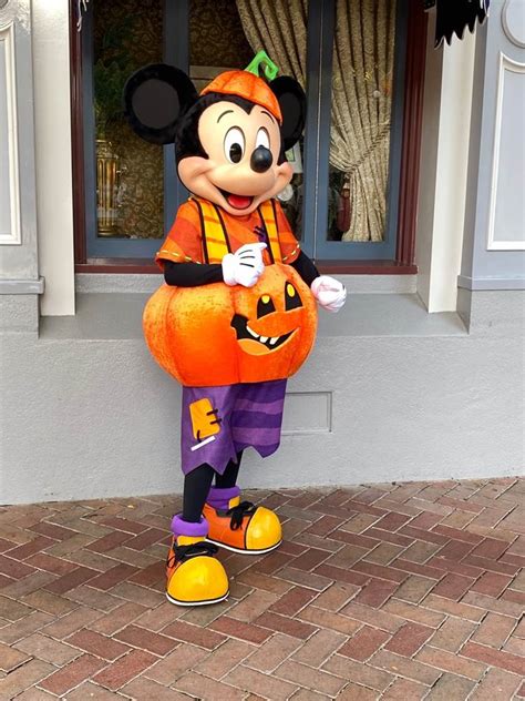 Photos Mickey And Friends Debut New Halloween Costumes At Disneyland