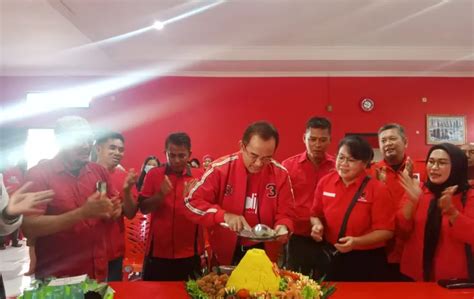 Rayakan Hut Ke 51 Pdi Perjuangan Belitung Potong Tumpeng Dan Simak