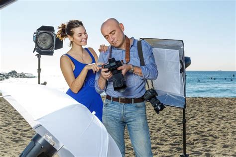 Fotógrafo Que Muestra Fotos De La Cámara Para Modelar a Una Chica Foto