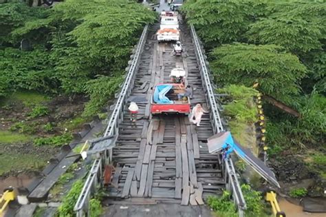 Kondisinya Mencemaskan Jembatan Kayu Penghubung Antar Kecamatan Di