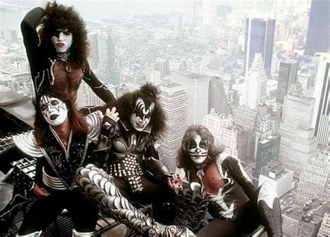 Kiss On Empire State Building 1976 Probably The Most Famous Photo Of Kiss Kiss Band Kiss Army