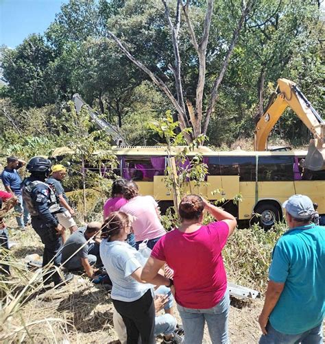 Dos Muertos Y 30 Heridos Por Accidente De Un Bus Con Pasajeros En