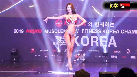 Fitness Woman Sexy Korean Bikini Sports Model On Stage Catwalk 7