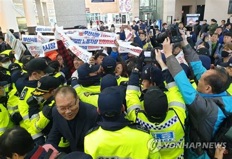 부산시장 면담요구 청사 진입 시도하는 시민단체 연합뉴스