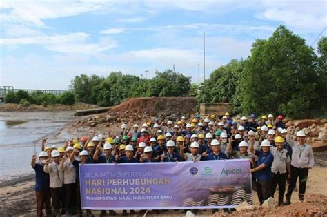 Aksi Bersih Pantai Apical Dumai Dalam Rangka Hari Perhubungan Nasional