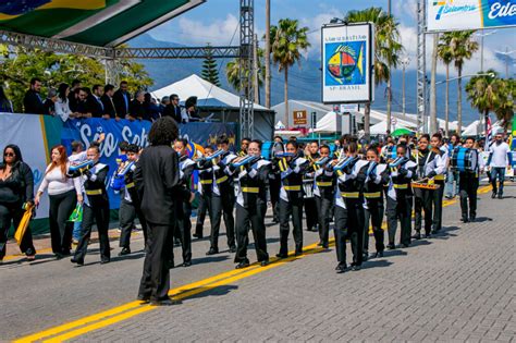 Mais de 3 mil pessoas participam de desfile em São Sebastião