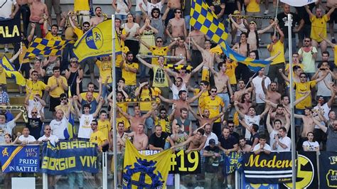 Parma Demolito A Modena Ne Approfittano Cremonese E Venezia Sono A