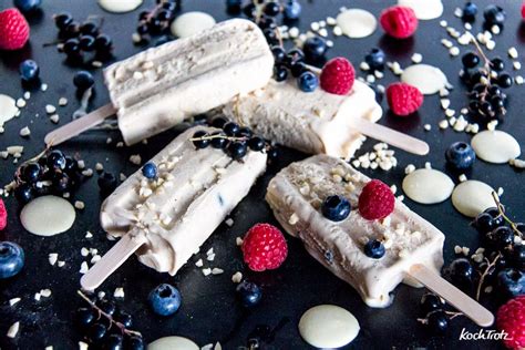 Cremiges weißes Schokoladeneis am Stiel White Choc Popsicles