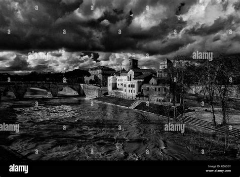 Invierno En Roma River Est Hinchada A Lo Largo De La Isla Tiberina