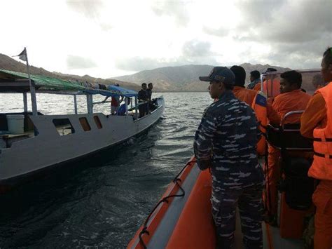 Keluarga Ikut Cari Korban Kapal Tenggelam Di Labuan Bajo