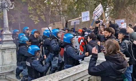 Bologna Scontri Tra Collettivi E Forze Dell Ordine Alla Manifestazione