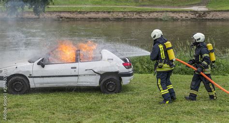 Feuerwehr löscht brennendes Auto Stock Photo Adobe Stock