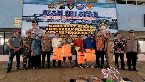 Pencanangan Program Ikan Selayar Di Kota Pekalongan 25 Life Jacket