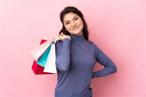 Menina Adolescente Isolada Em Rosa Segurando Sacolas De Compras E Um