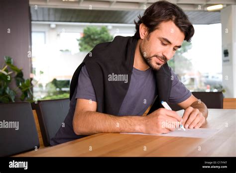 L'homme en remplissant un formulaire Photo Stock - Alamy 