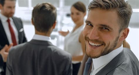 Hombre De Negocios Exitoso En El Fondo De La Oficina Borrosa Foto Premium