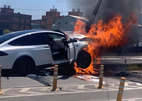 林志穎撞車瞬間影片曝光 轎車一路往右偏撞分隔島電桿 新聞 中時新聞網