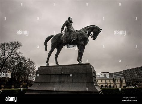 Monumento Del Rey Leopoldo Ii De Bruselas En B Lgica El