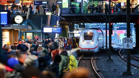 Der Tag Zugverkehr In Hamburg Liegt Komplett Lahm N Tv De