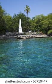 Captain Cook Monument Kealakekua Bay Hawaii Stock Photo 68710447 | Shutterstock