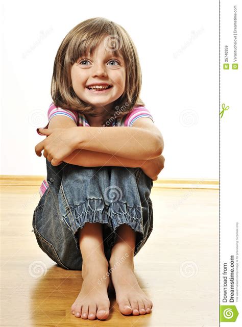 Petite Fille S Asseyant Sur Un Tage Image Stock Image Du Pattes