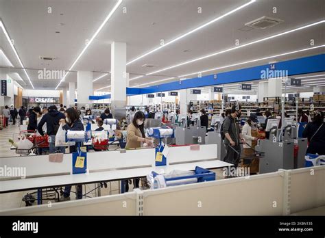 Vista En El Supermercado Durante La Crisis De Cierre Del Coronavirus