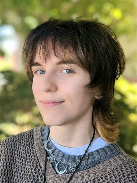 Gen Z is bringing the girl mullet back into style now 43