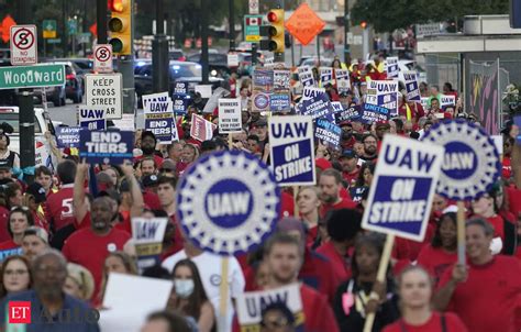 Us Auto Workers Eye Expanded Strike As Talks Continue Auto News Et Auto