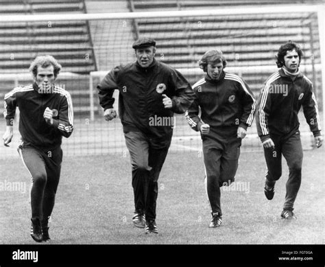 Male Athletes Track Suit Hi Res Stock Photography And Images Alamy