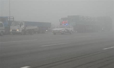 雨雾天 高速路怎么开车才更安全？看看新闻网