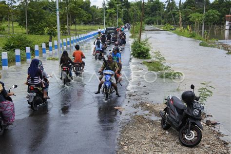 Akses Jalan Desa Banjir Antara Foto