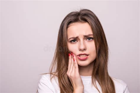 Mulher Que Sofre Da Dor De Dente Da Deterioração De Dente Ou Da