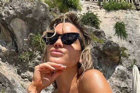 Pussycat Dolls Ashley Roberts Risks Wardrobe Blunder In Tiny Bikini As