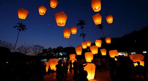 Malam Puncak Waisak Diwarnai Dengan Pelepasan 2 567 Lampion Di Candi