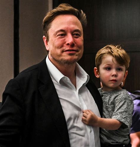 Elon Musk y Grimes dan la bienvenida en secreto a su tercer bebé con un