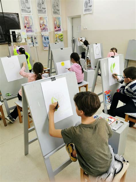 Children Drawing in Class · Free Stock Photo