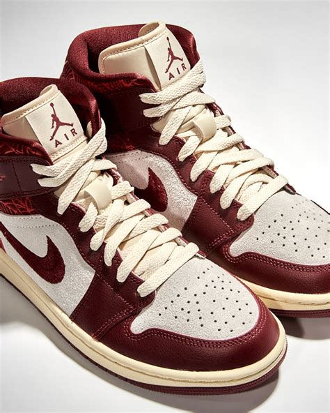 JustFreshKicks On Twitter Dropped Via Nike US Air Jordan 1 Mid SE