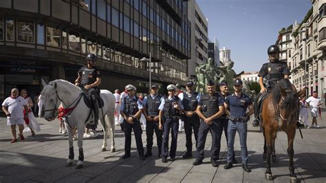 Policías europeos sorprenden y ayudan en Pamplona durante los Sanfermines