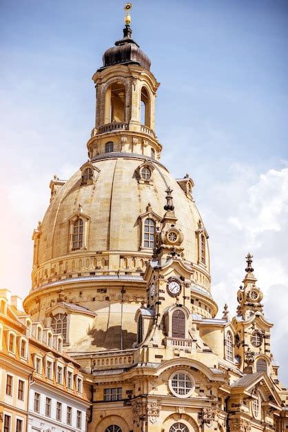 Ver en la cúpula de la famosa iglesia de nuestra señora en la ciudad de