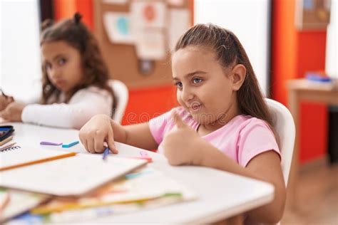 Dos Ni Os Estudiantes De Preescolar Dibujando Papel Haciendo Gestos