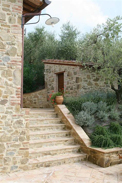 Pergola E Lampioni In Ferro Battuto Per Il Giardino Di Questo Casale