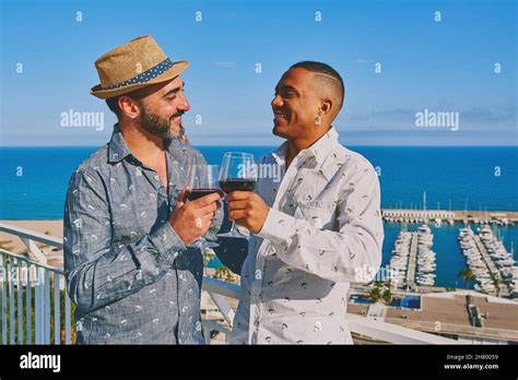 Jeune homme gay font l amour Banque de photographies et dimages à haute résolution Alamy