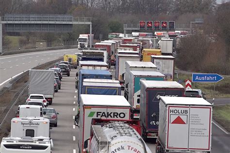 Unfall In Einer Baustelle Verursacht Kilometerlangen Stau Auf Der A